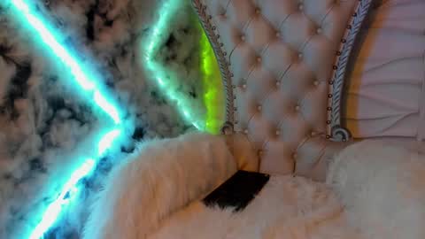 independent model online show from December 10, 8:08 am