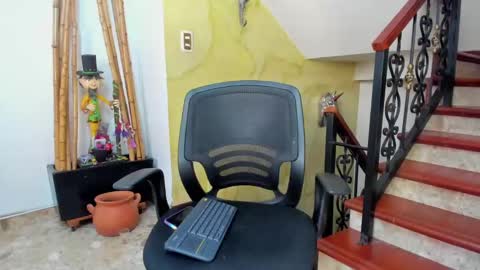 independent model online show from December 11, 12:55 pm