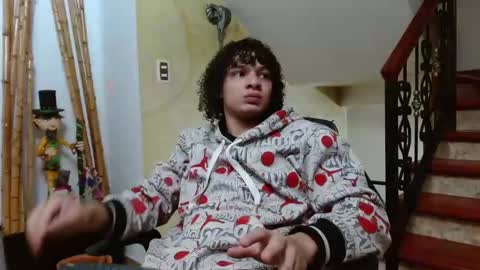 independent model online show from December 12, 4:15 am