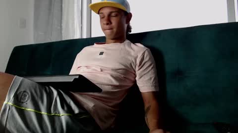 independent model online show from January 28, 10:45 pm