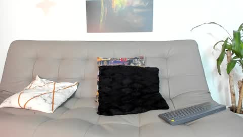 independent model online show from February 27, 2:42 am