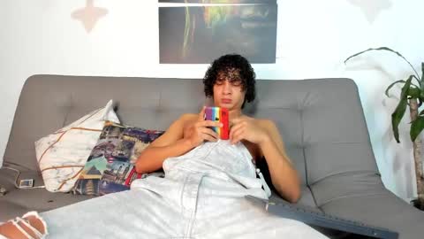 independent model online show from February 27, 5:45 am