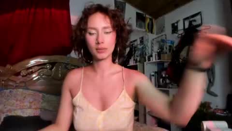 Snapshot of bella__w chatting on July 24, 2:09 am Zia online show from July 24, 2:09 am