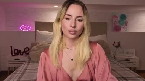 Snapshot of bella_crazyy chatting on May 1, 7:18 pm Bella online show from May 1, 7:18 pm