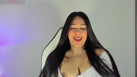 Snapshot of bella_hadid1_ chatting on December 12, 1:06 pm Laura online show from December 12, 1:06 pm