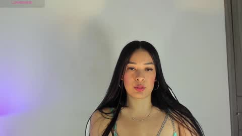 Snapshot of bella_hadid1_ chatting on December 18, 9:47 am Laura online show from December 18, 9:47 am