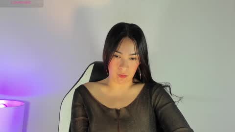 Snapshot of bella_hadid1_ chatting on February 8, 3:10 pm Laura online show from February 8, 3:10 pm