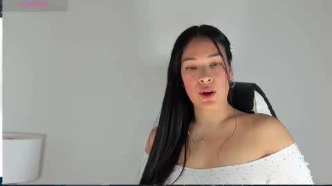 Snapshot of bella_hadid1_ chatting on March 2, 9:01 pm Laura online show from March 2, 9:01 pm