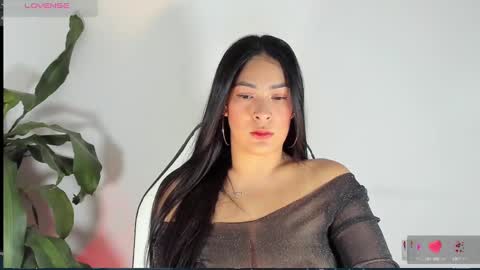 Snapshot of bella_hadid1_ chatting on March 4, 3:44 am Laura online show from March 4, 3:44 am