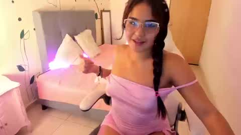 bella_jadee online show from March 12, 4:18 am