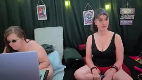 Snapshot of bella_james_1988 chatting on November 16, 4:45 pm Bella James online show from November 16, 4:45 pm