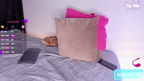 Snapshot of bella_jone chatting on December 28, 12:04 am isabella online show from December 28, 12:04 am