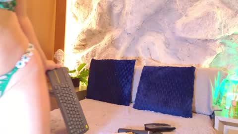 Snapshot of bella_mush chatting on May 4, 10:06 pm BELLA online show from May 4, 10:06 pm