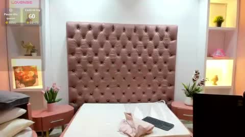 Snapshot of bella_rouge0 chatting on June 20, 1:03 pm bella_rouge0 online show from June 20, 1:03 pm