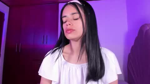 Snapshot of bella_sun_ chatting on November 4, 4:44 am Valeria Model Independent online show from November 4, 4:44 am