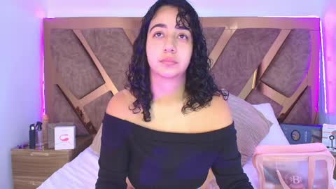 Snapshot of bella_swwan_ chatting on April 11, 2:43 pm Bella Swwan online show from April 11, 2:43 pm