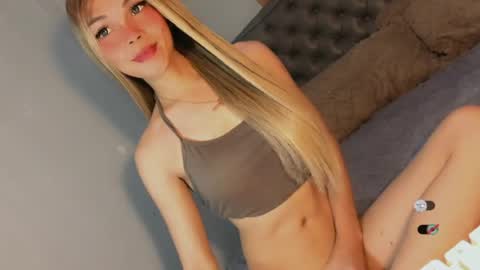 Snapshot of bella_tara chatting on June 4, 3:45 am Bella online show from June 4, 3:45 am