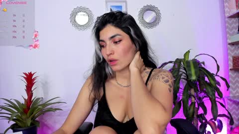 Snapshot of bella_thorne3 chatting on January 30, 2:49 am Bella online show from January 30, 2:49 am