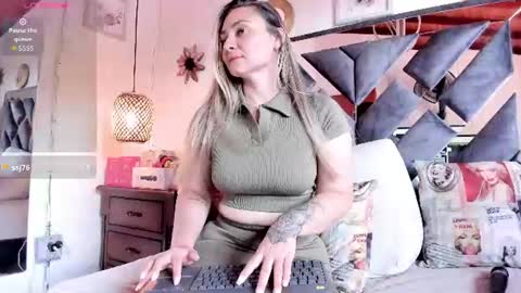 bella_volup online show from July 27, 4:36 pm