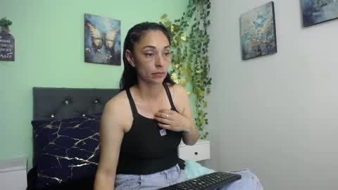 Snapshot of bellamarquez_ chatting on October 25, 3:07 pm Bella online show from October 25, 3:07 pm