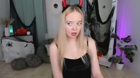 Snapshot of bellamontgomery chatting on October 29, 10:11 pm Bella online show from October 29, 10:11 pm