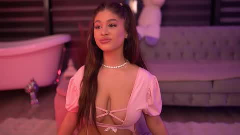 Snapshot of bellanoirre chatting on October 31, 6:53 pm Bella online show from October 31, 6:53 pm