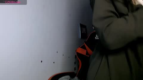 bellaqueen0701 online show from December 15, 10:58 pm