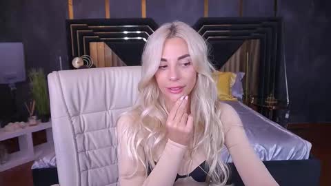 Snapshot of bellarayyy chatting on October 3, 8:17 pm Bella online show from October 3, 8:17 pm