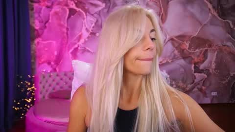 Snapshot of bellarayyy chatting on October 20, 2:23 am Bella online show from October 20, 2:23 am