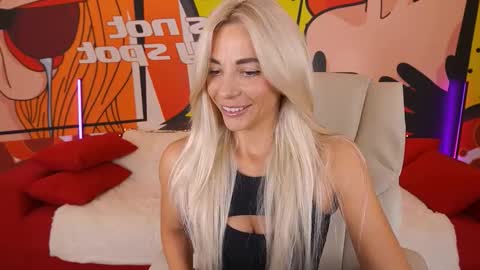 Snapshot of bellarayyy chatting on October 23, 1:32 pm Bella online show from October 23, 1:32 pm