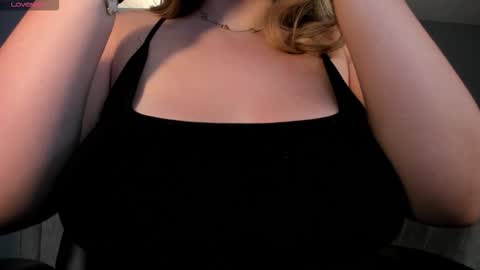 Snapshot of bellarosex1 chatting on December 3, 3:25 am Bella Rose online show from December 3, 3:25 am