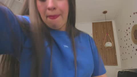 Snapshot of bellawoods_ chatting on May 18, 1:35 am laukyubey online show from May 18, 1:35 am