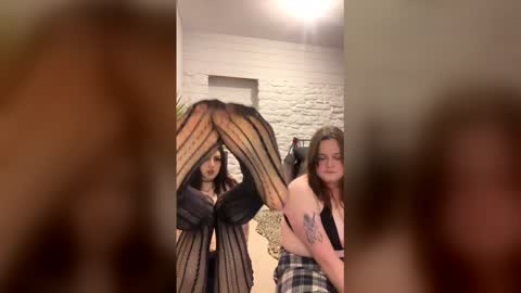 bellaxlauren online show from February 24, 8:51 pm