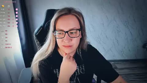 Snapshot of bellezza_ chatting on June 12, 1:43 pm Your Annabelle Wolf online show from June 12, 1:43 pm