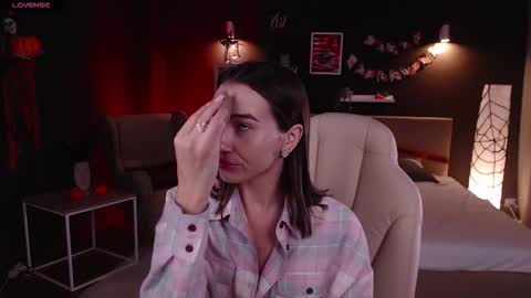 Snapshot of bellla_haddid chatting on October 23, 1:05 am Bella online show from October 23, 1:05 am