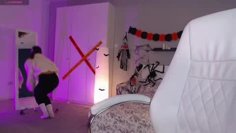 Snapshot of bellla_haddid chatting on October 29, 1:41 am Bella online show from October 29, 1:41 am