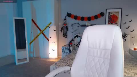 Snapshot of bellla_haddid chatting on October 30, 1:40 am Bella online show from October 30, 1:40 am