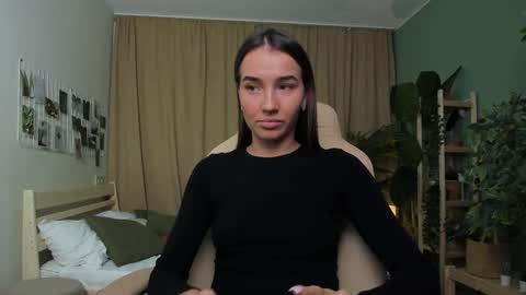 Snapshot of bellla_haddid chatting on December 2, 3:07 pm Bella online show from December 2, 3:07 pm