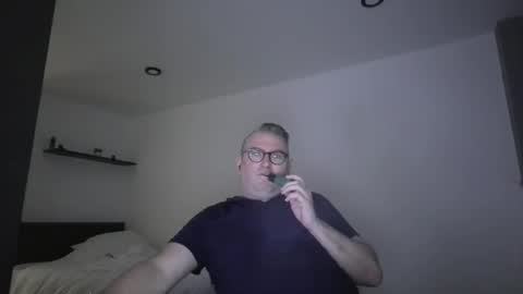 bengiles81 online show from April 26, 7:33 pm
