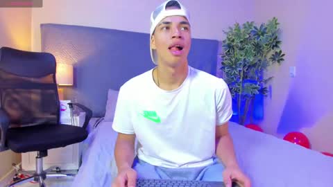 Snapshot of benjamin_more chatting on February 18, 1:21 am BENJAMIN online show from February 18, 1:21 am