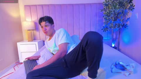 Snapshot of benjamin_more chatting on February 25, 7:20 am BENJAMIN online show from February 25, 7:20 am