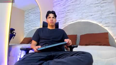 Snapshot of benjamin_more chatting on February 28, 7:14 pm BENJAMIN online show from February 28, 7:14 pm