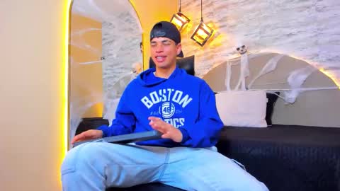 Snapshot of benjamin_more chatting on October 23, 10:14 am BENJAMIN online show from October 23, 10:14 am