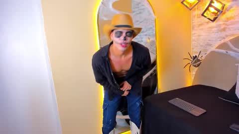 Snapshot of benjamin_more chatting on October 31, 8:43 pm BENJAMIN online show from October 31, 8:43 pm