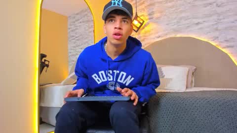 Snapshot of benjamin_more chatting on November 4, 1:10 pm BENJAMIN online show from November 4, 1:10 pm