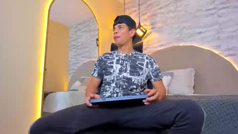 Snapshot of benjamin_more chatting on November 6, 11:33 am BENJAMIN online show from November 6, 11:33 am