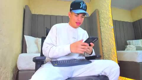 Snapshot of benjamin_more chatting on November 16, 5:51 pm BENJAMIN online show from November 16, 5:51 pm