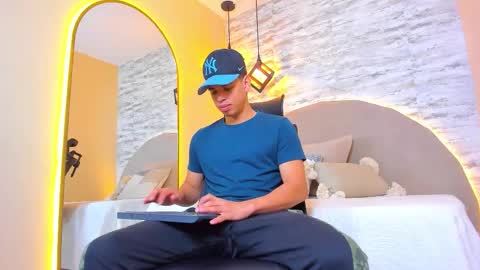 Snapshot of benjamin_more chatting on November 19, 1:33 pm BENJAMIN online show from November 19, 1:33 pm