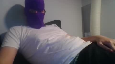 Snapshot of bennybueno chatting on April 3, 3:37 am bennybueno online show from April 3, 3:37 am