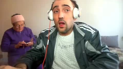 Snapshot of bentish chatting on December 17, 8:45 am bentish online show from December 17, 8:45 am